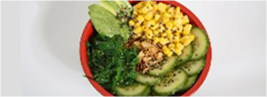 Sushirijst, mais, avocado, komkommer, sesammix, sojabonen, krokante uitjes en zeewier