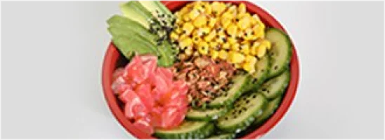 Sushirijst, mais, avocado, komkommer, sesammix, sojabonen, krokante uitjes, tonijn, siracha saus en Japanse 7 spice